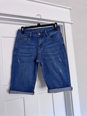 Women's Mid-Rise medium wash Bermuda shorts  - size 6